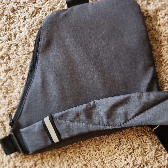 Gray sling bag by Wander+ - Picture 6 of 9
